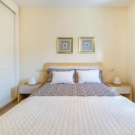 Cozy 2-bedroom Beachfront Retreat In Apartment Estepona