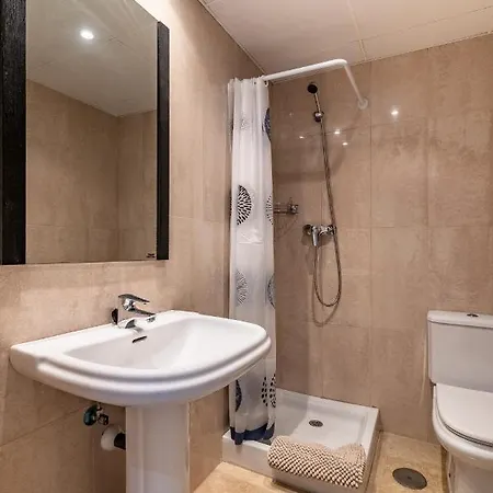 Cozy 2-bedroom Beachfront Retreat In شقة